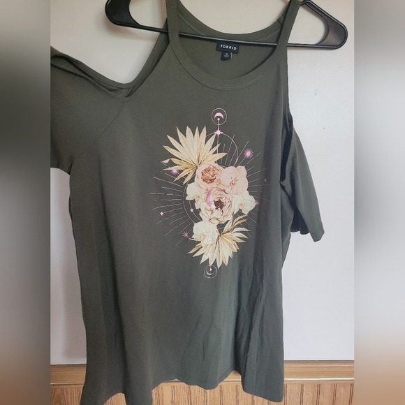 Torrid Floral Cold Shoulder Green Top Size 0 - Large - Picture 5 of 11